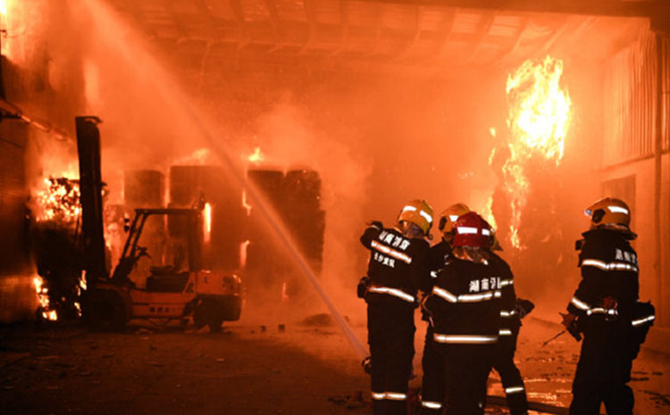 消防機器人協助車間倉庫快速滅火.jpg 消防機器人協助車間倉庫快速滅火.jpg