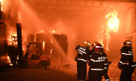 消防機器人協助車間倉庫快速滅火