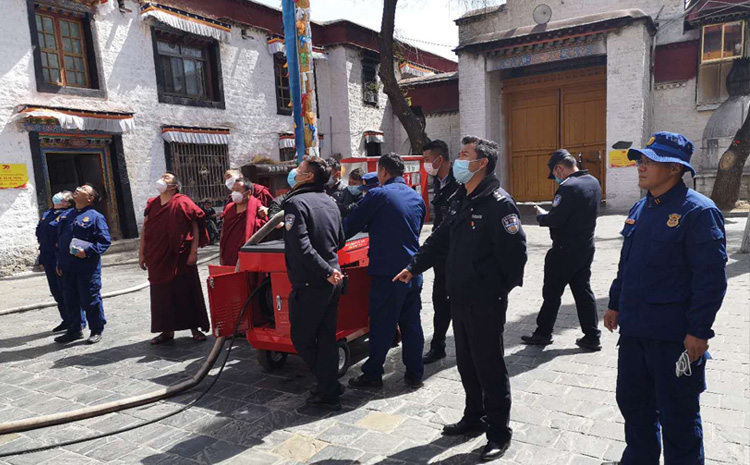 眾人觀看移動式細水霧滅火裝置噴射效果.jpg 眾人觀看移動式細水霧滅火裝置噴射效果.jpg