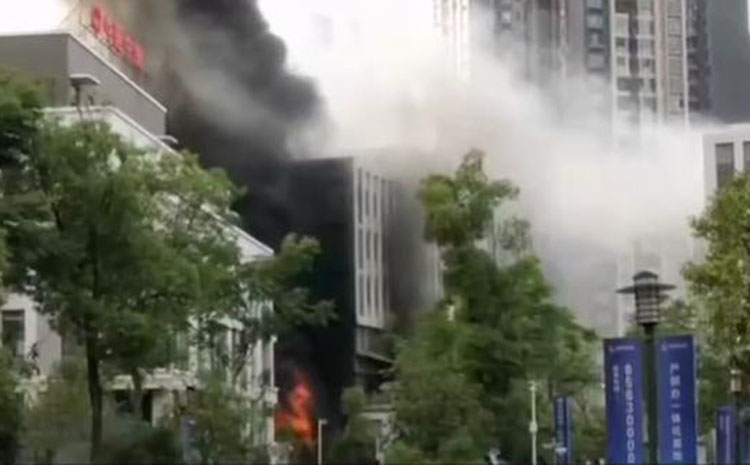 長沙市一寫字樓起火.jpg 長沙市一寫字樓起火.jpg