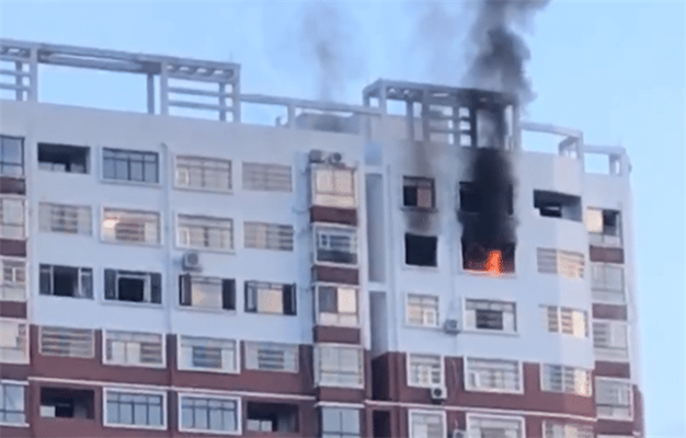 突發！高層建筑發生火災，隨后發生爆炸